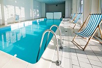 Les Chalets de la Porte des Saisons - chalet met ligstoelen aan het zwembad